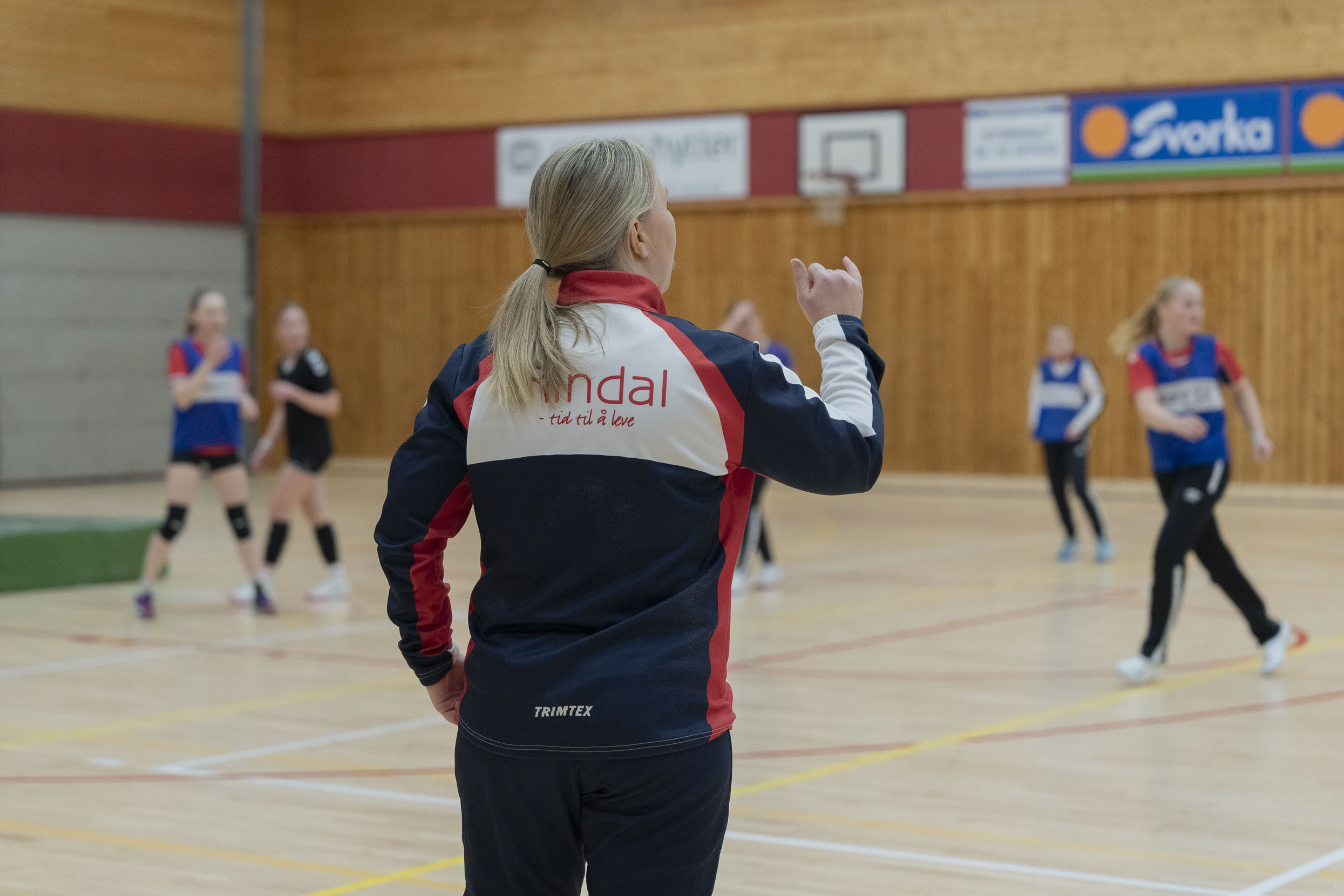 Håndballtrener gir beskjed til spillerne, foto