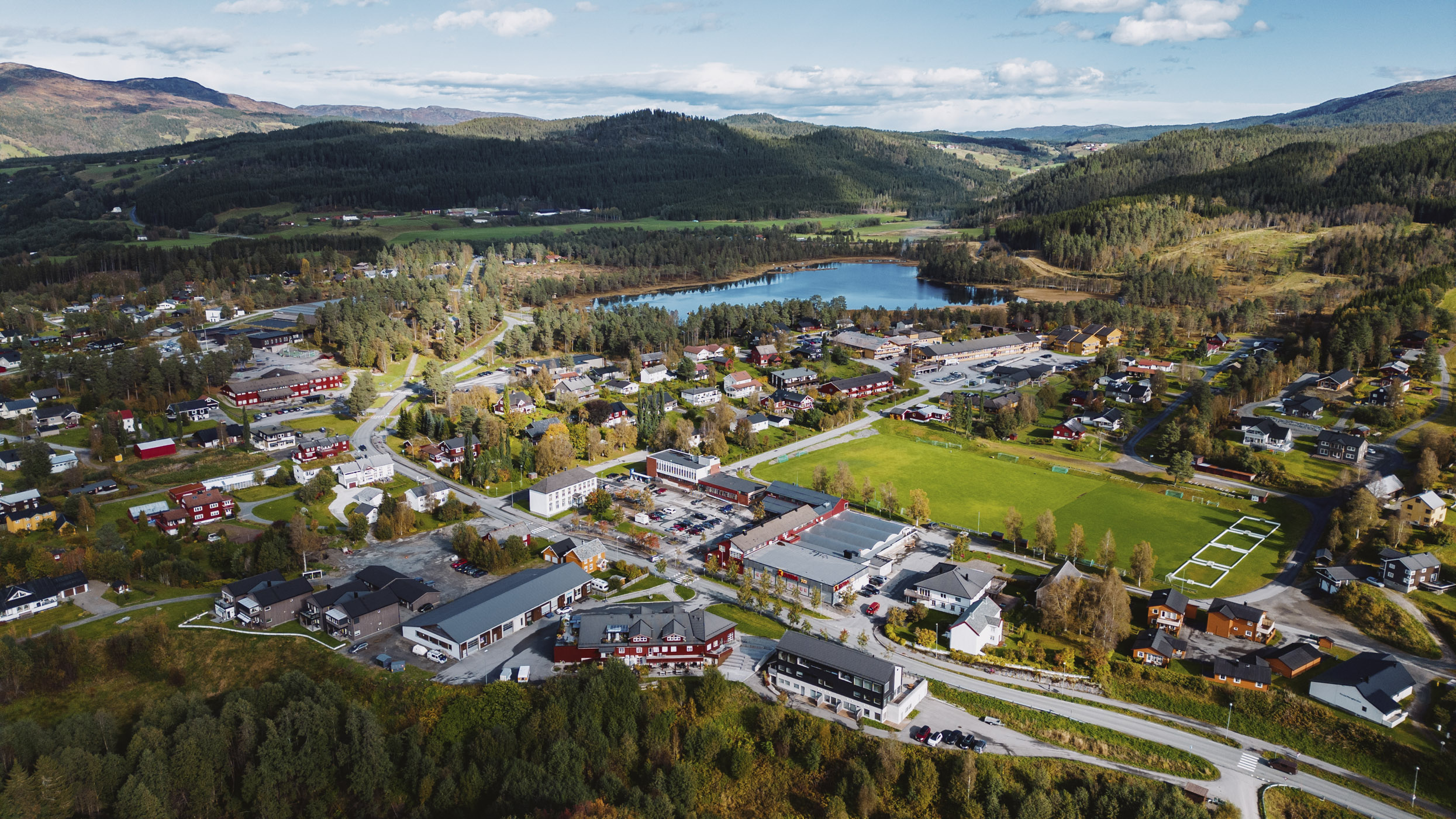 Rindal på høsten, dronefoto