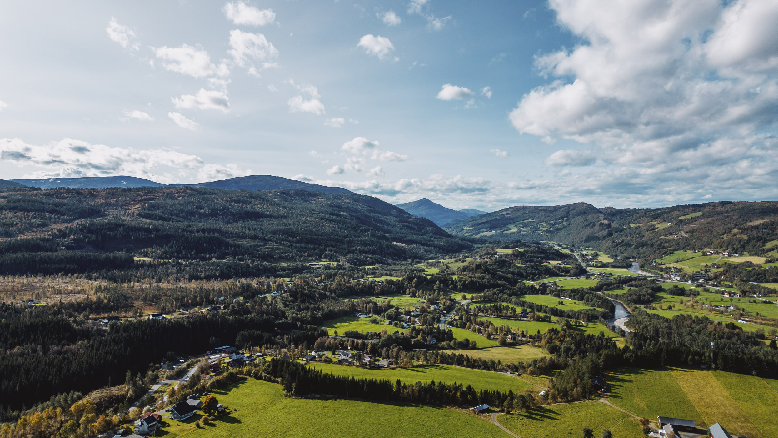 Rindal en finværsdag, dronefoto