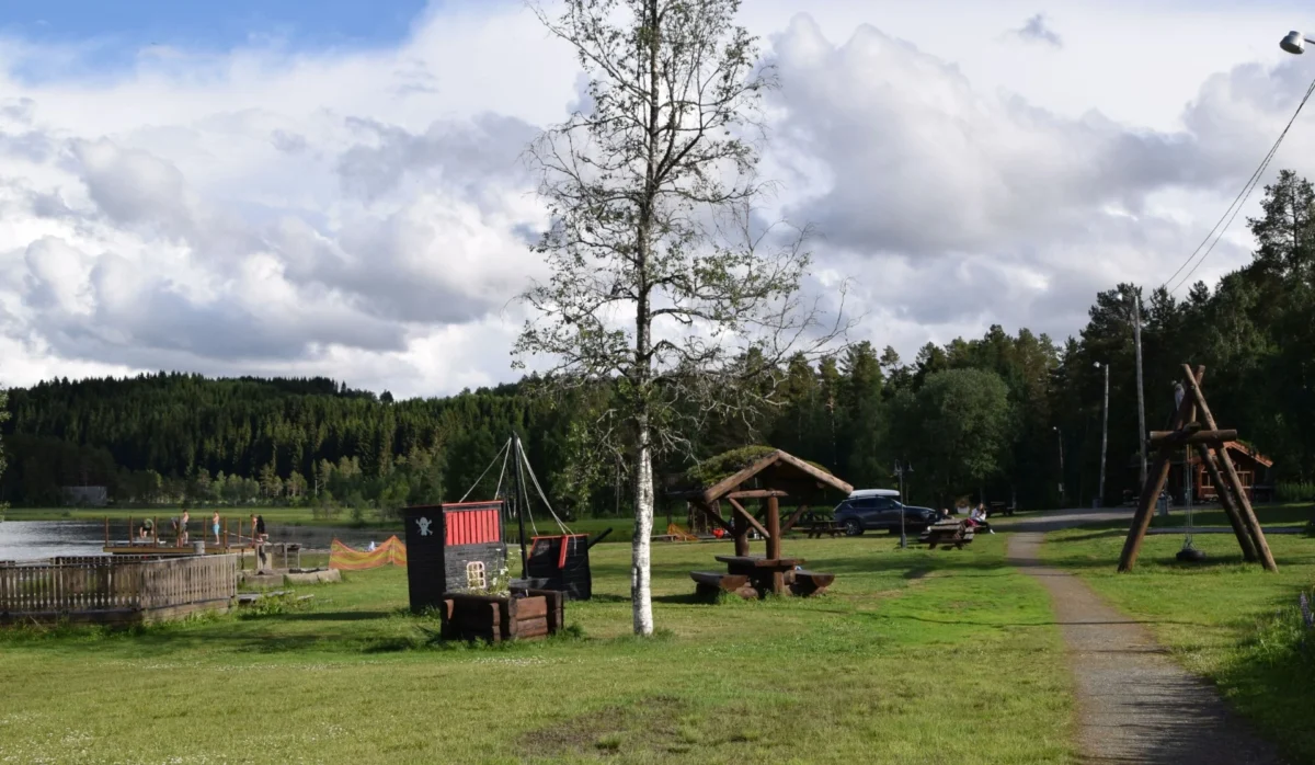 Område med gressplen og klatrestativer, foto