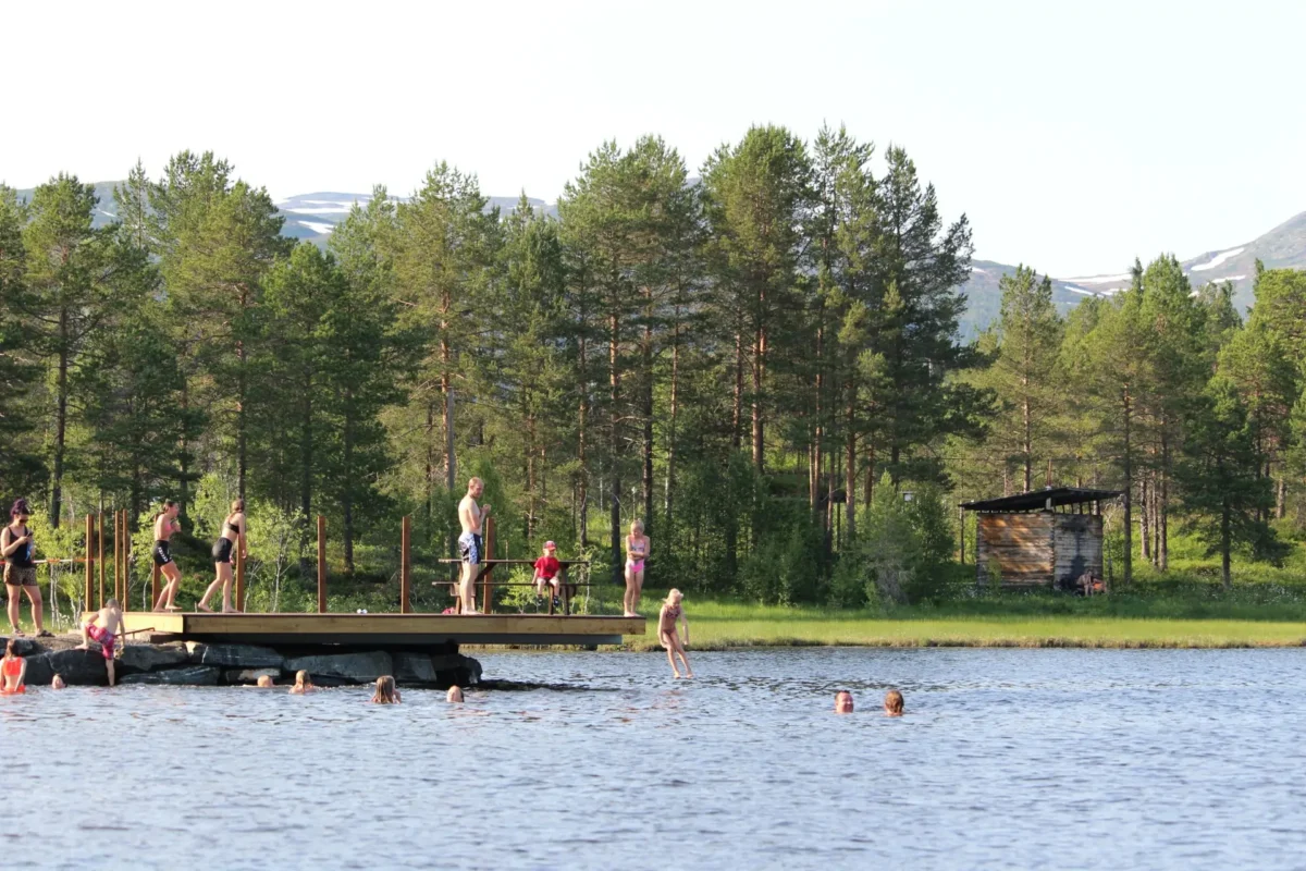 Flere personer på og ved brygge, foto