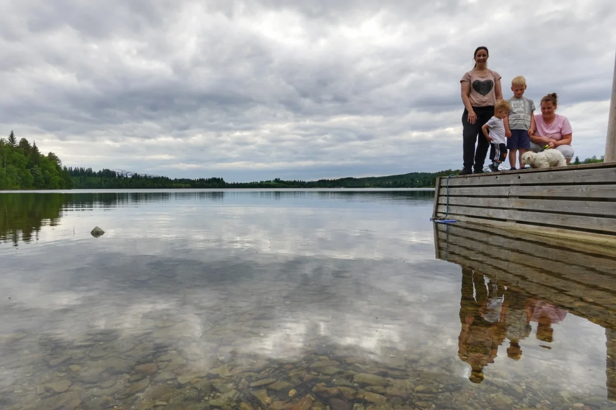 En familie står på en brygge, foto