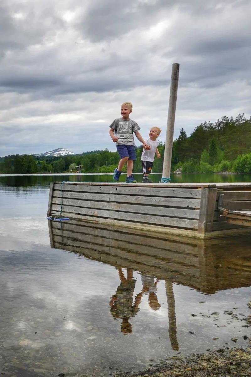 To barn står på en brygge, foto