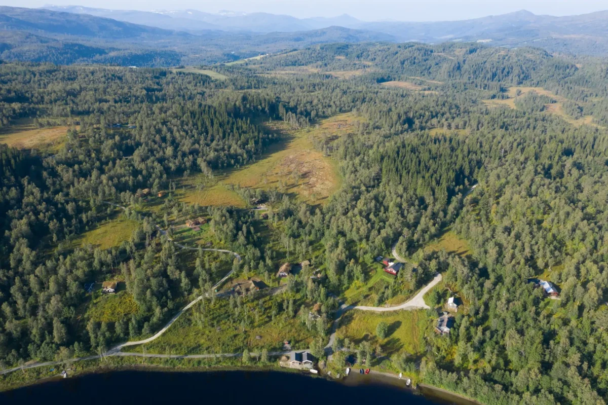 Fjellandskap med hytter, sommerlig, dronefoto