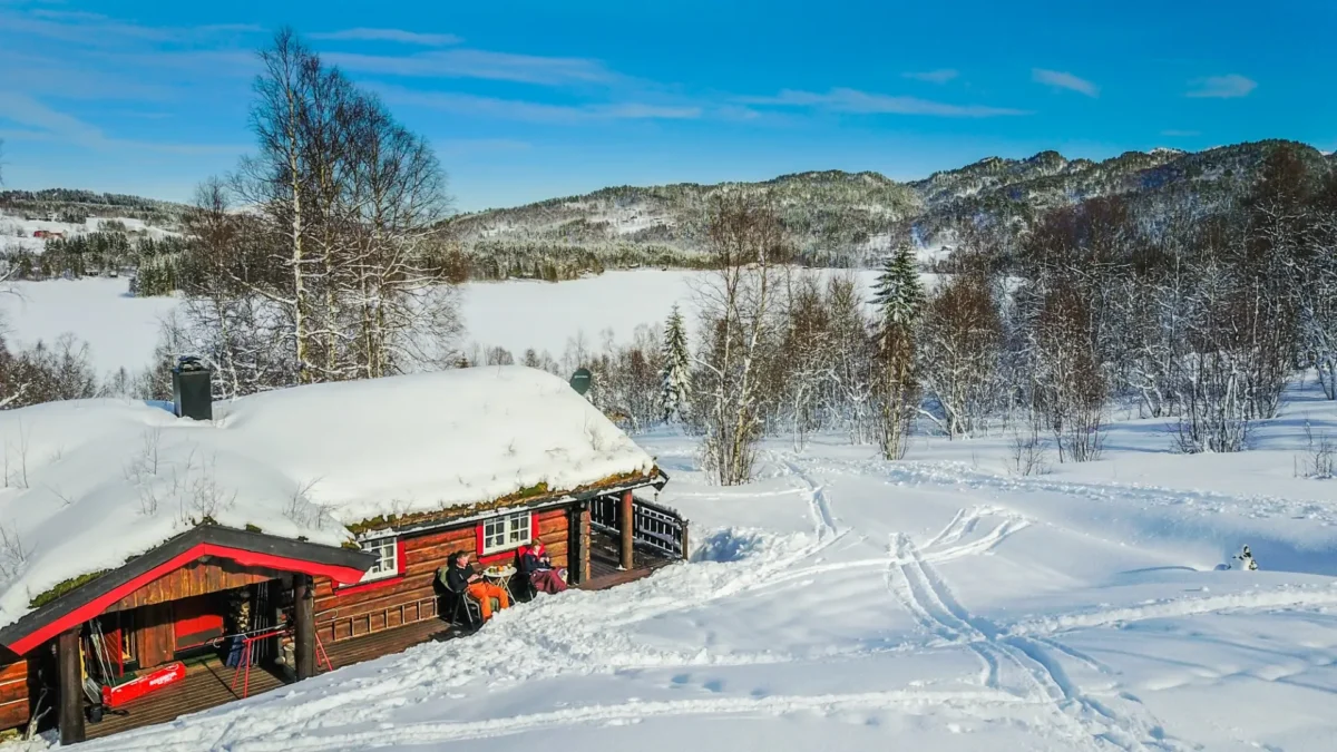 Hytte i vinterlandskap, foto