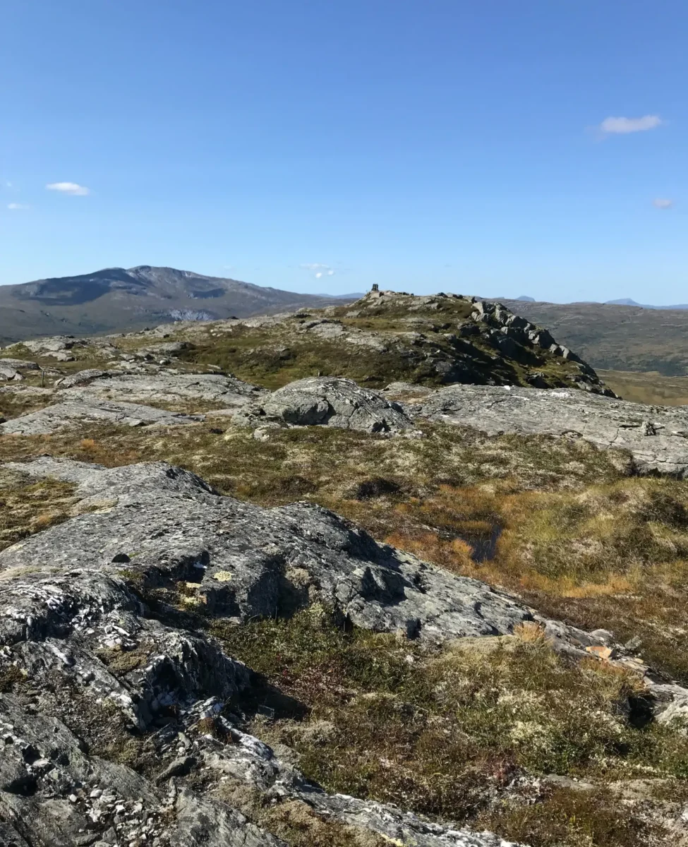 Utsikt nær toppen av fjellet, sommerlig, foto