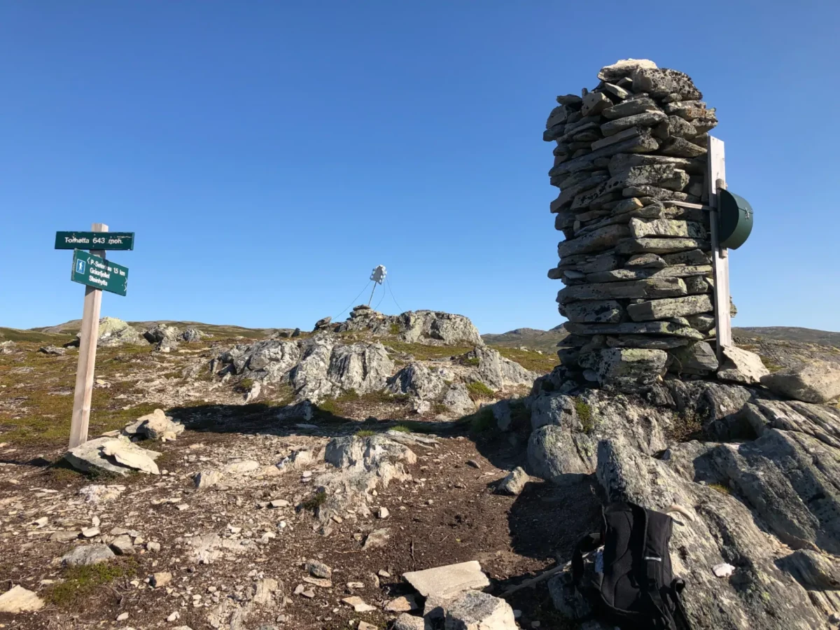 En varde på fjellet med turskilt like ved, foto