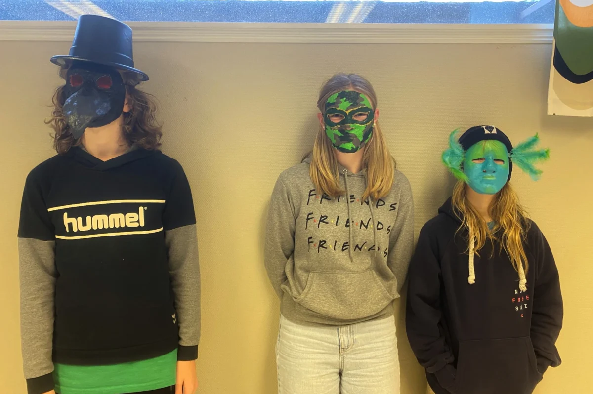 Elever fra kulturskolen har på seg masker de har laget, foto