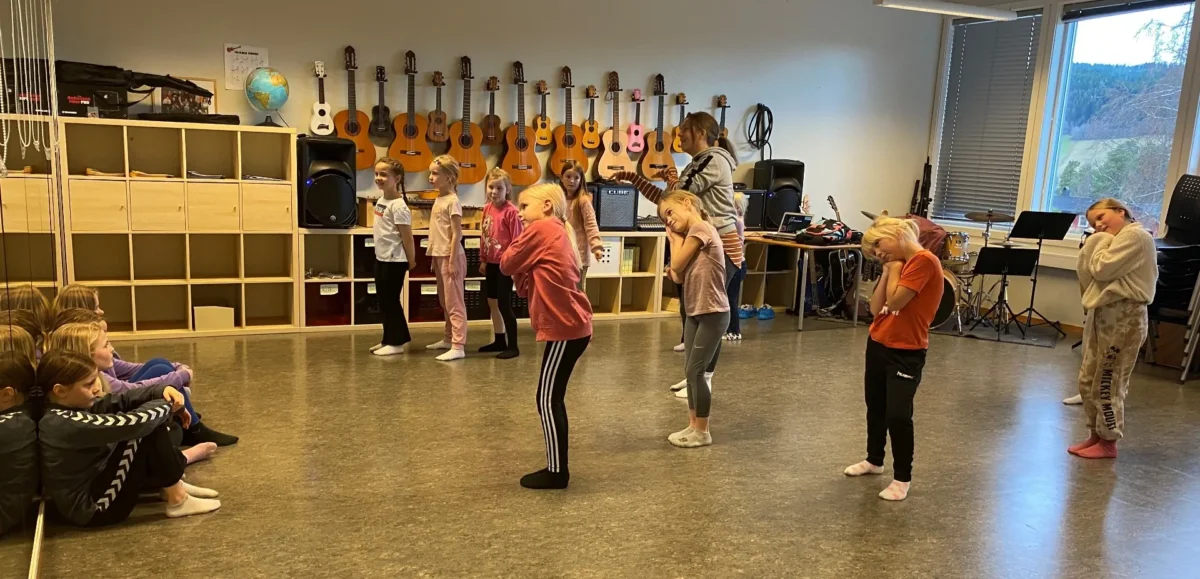 Den ene dansegruppen fremfører en dans for den andre gruppen, foto