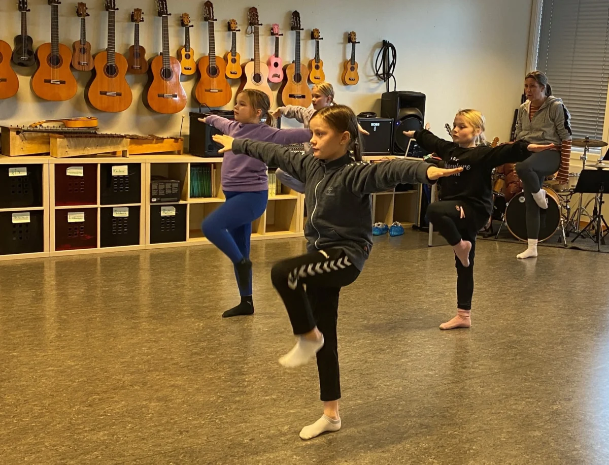 Jentene i kulturskolen danser sammen med danselæreren