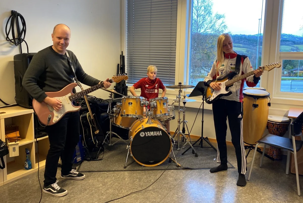 Kulturskoleelever spiller gitar og trommer, foto