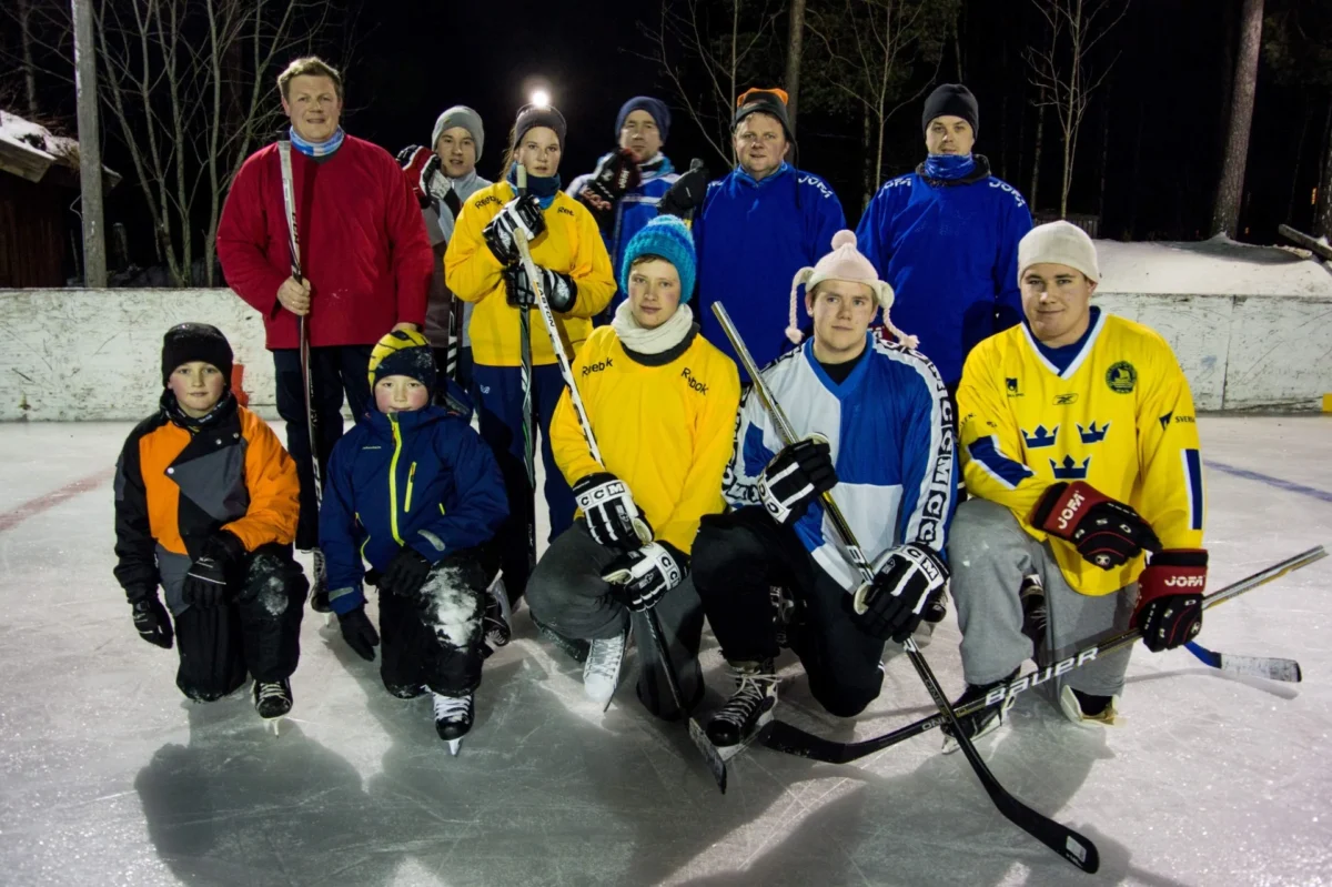 Barn og voksne med ishockeyutstyr, foto