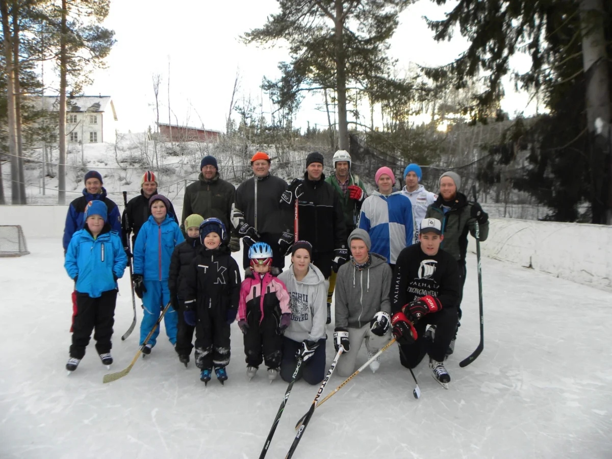 Barn og voksne med ishockeyutstyr, foto