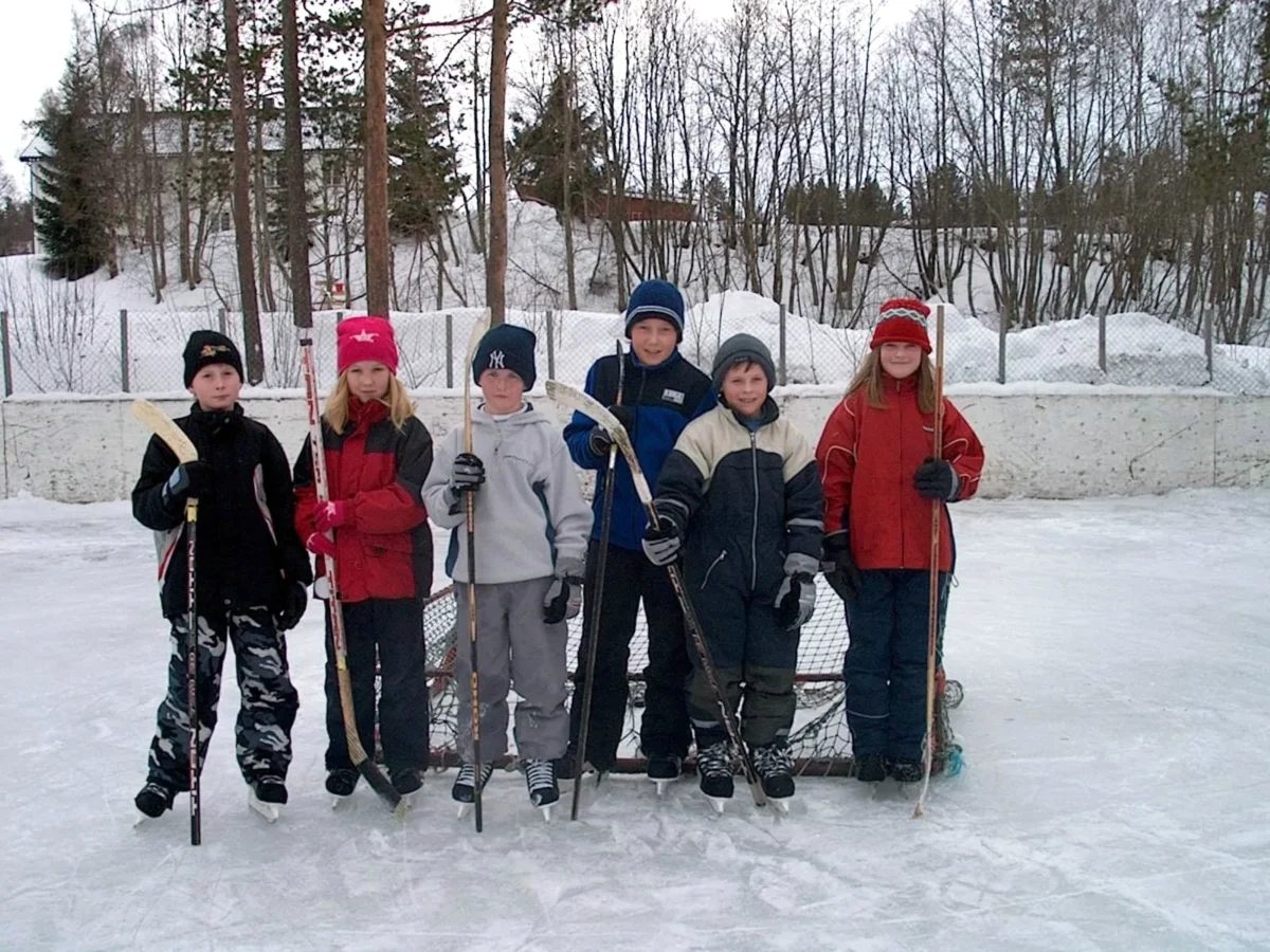 Barn med ishockeyutstyr, foto