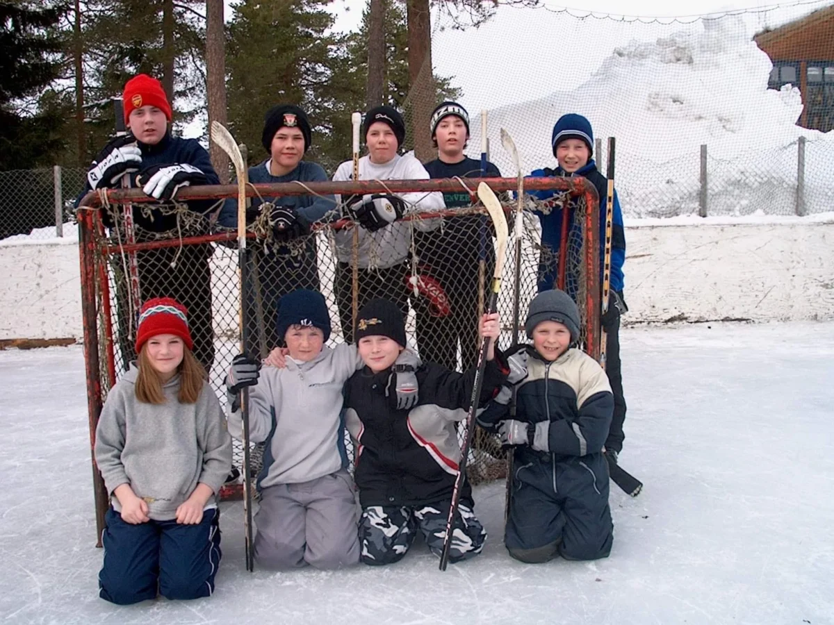 Barn med ishockeyutstyr, foto