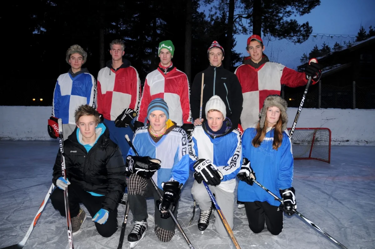 Ungdommer med ishockeyutstyr, foto