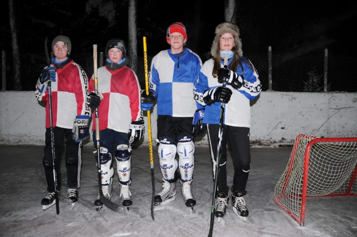 Barn med ishockeyutstyr, foto