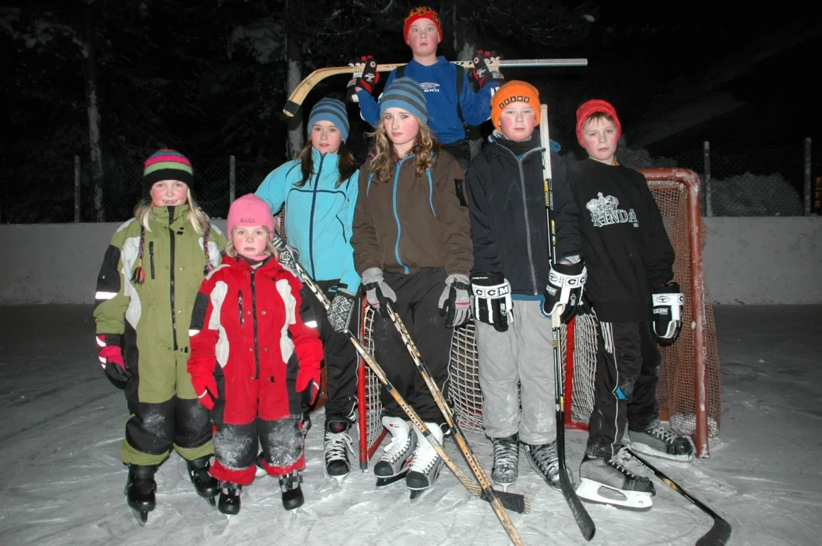 Barn med ishockeyutstyr, foto