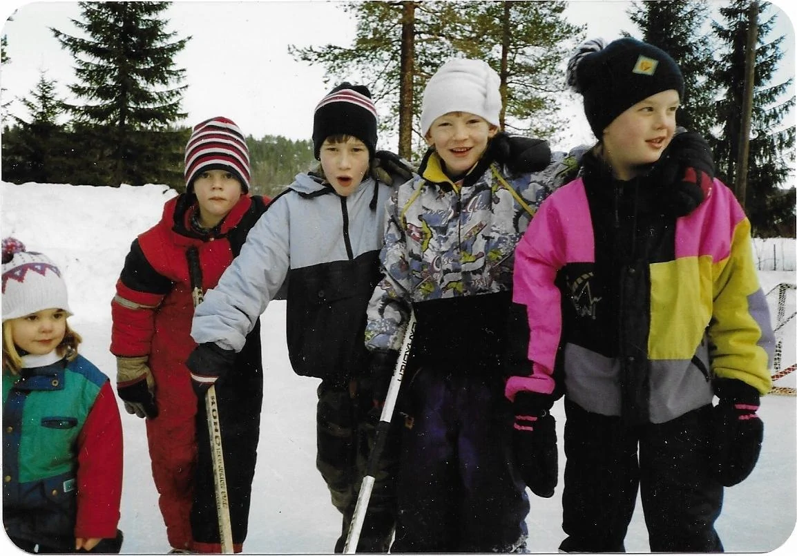 Barn med hockeykøller, foto