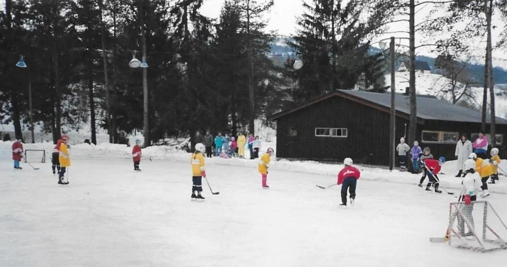 Barn spiller ishockey utendørs, foto