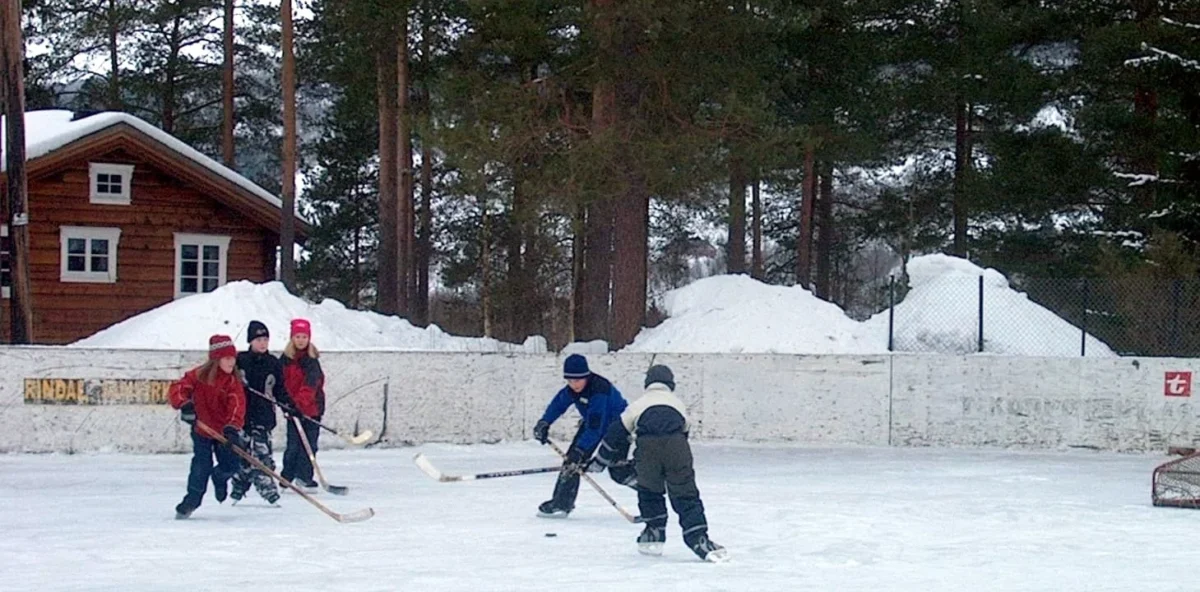 Barn spiller ishockey utendørs, foto