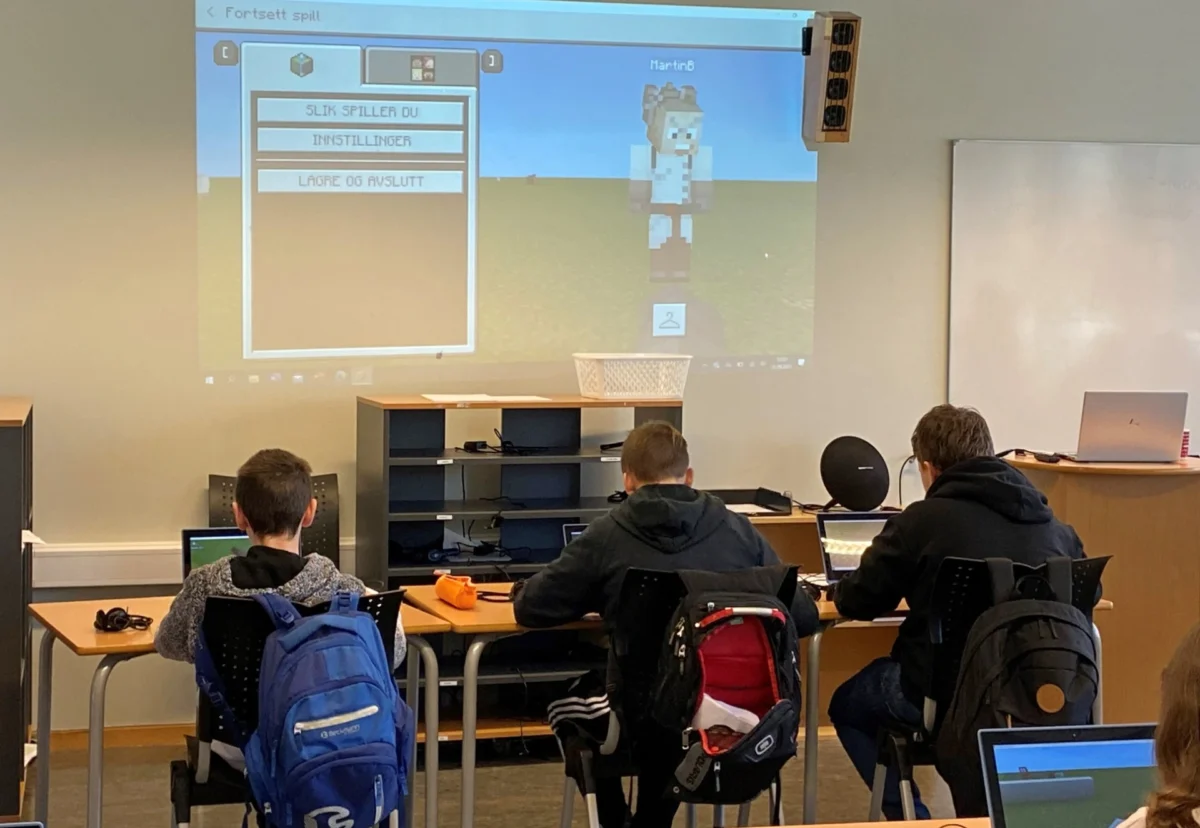 Elever i klasserom undervises i Minecraft, foto