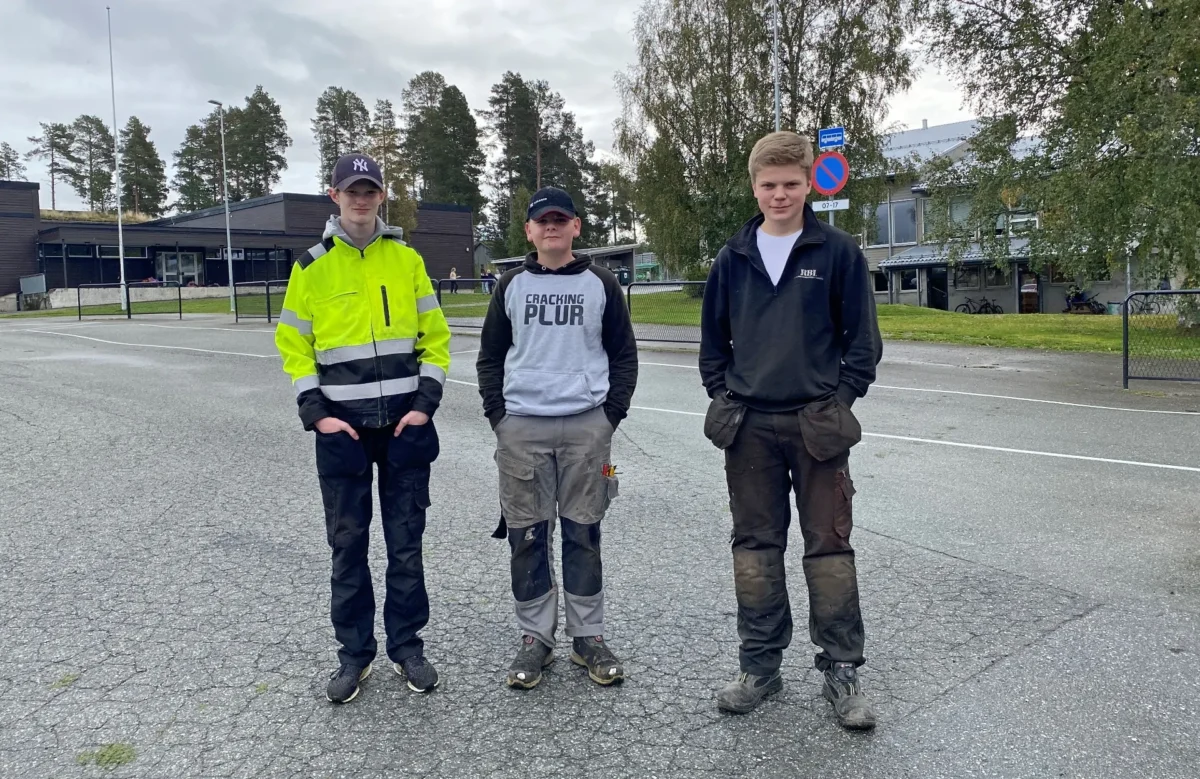 Elever i arbeidstøy oppstilt for bilde, foto