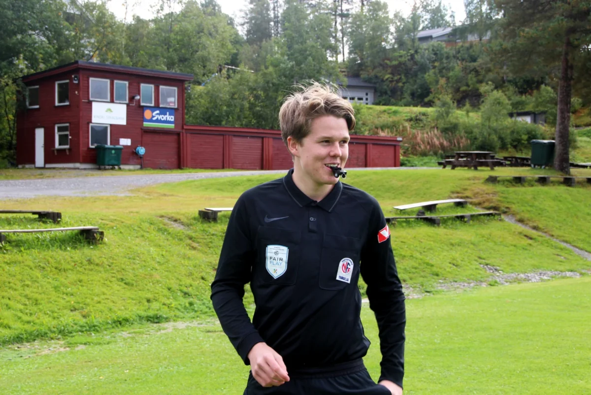 Fotballdommer med flyte i munnen, foto