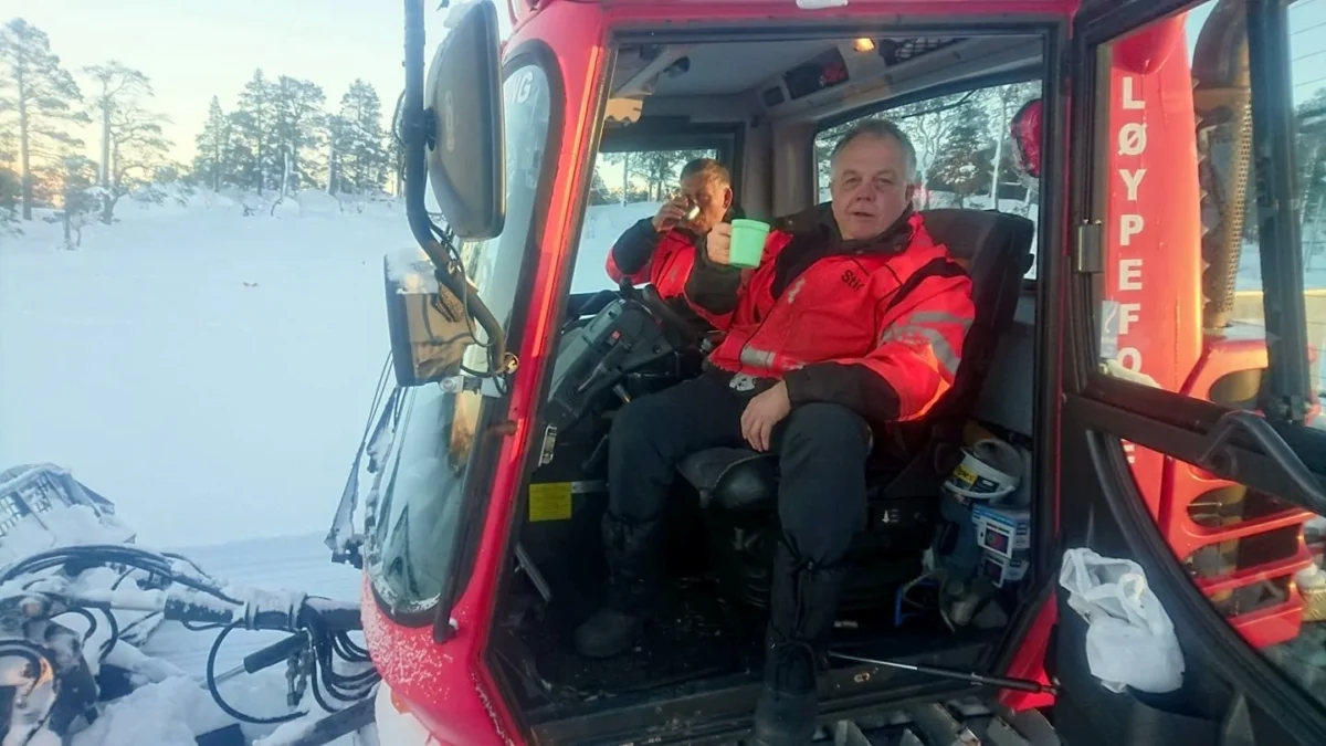 To personer drikker kaffe i løypemaskina, foto