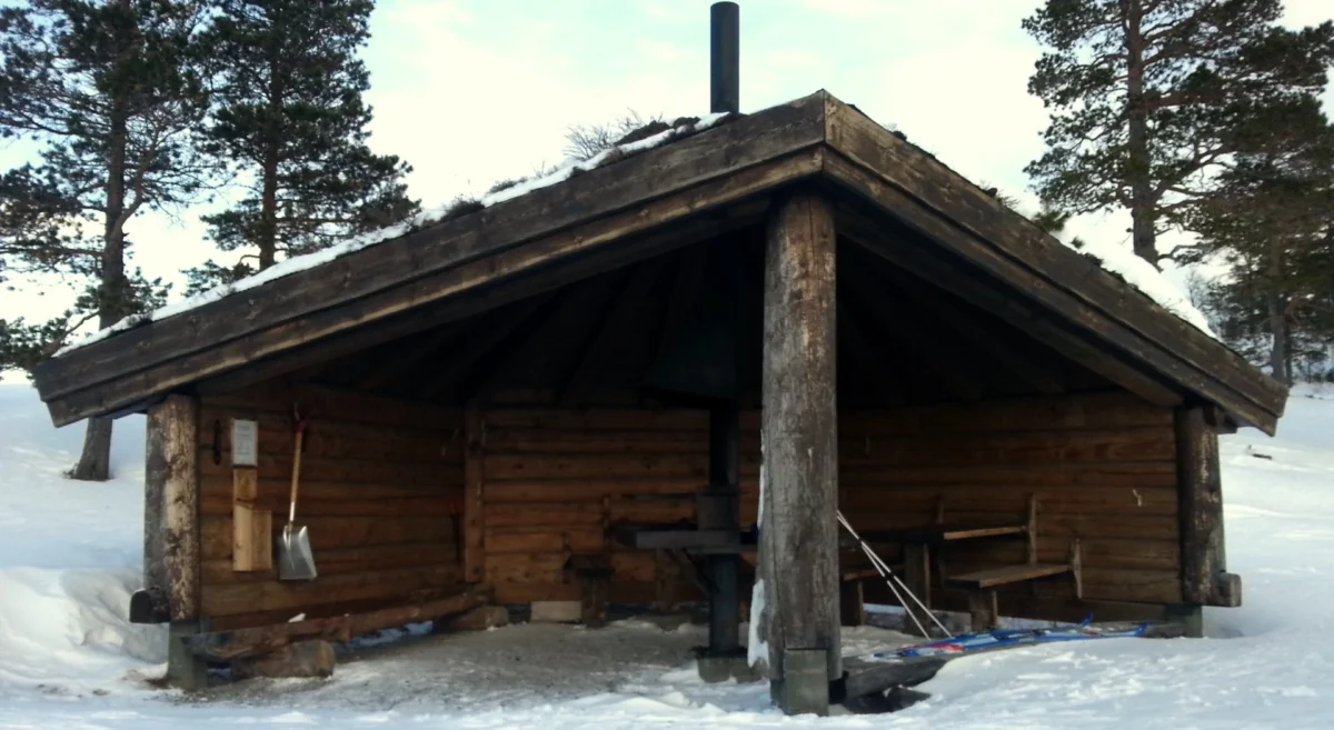 Gapahuk på vinteren med snø rundt, foto