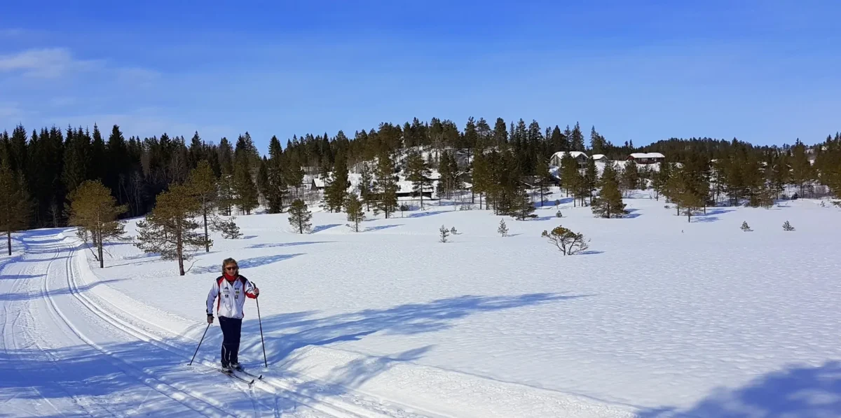 Skigåer i skiløype, foto