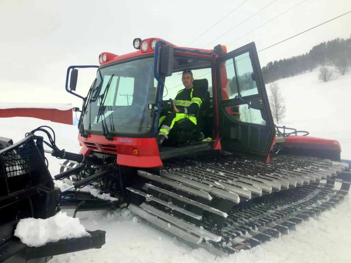 Mann sitter i løypemaskin, foto