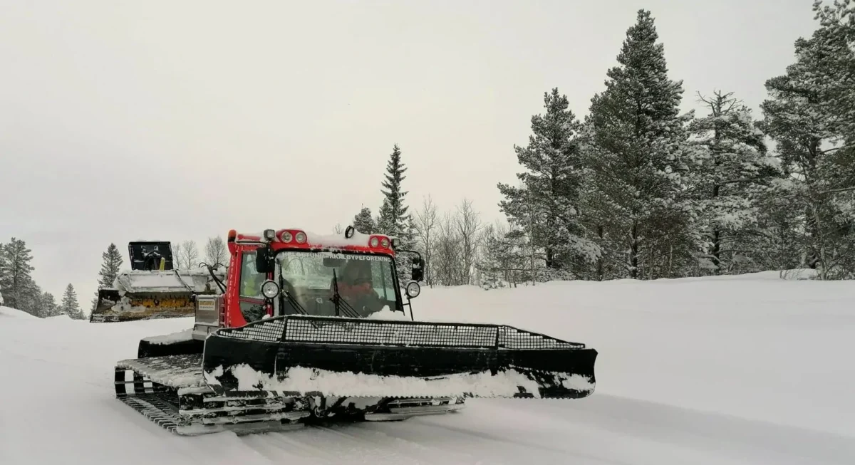 Løypemaskin kjører i snøen, foto